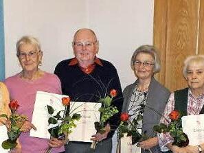 Die Geehrten der KAB Sand mit den Vertretern des Vorstands, von links: Leo Schnapp, Editha Krines, Anni Gebhardt, Helene Krines, Horst und Rita Smola, Resi Schenk, Bruno Baum und Rosalinde Graser.  Foto: ab