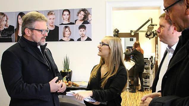 Am Mittwoch gratulierten Handwerkskammerpräsident Thomas Zimmer, Kreishandwerksmeister Jens Beland und Dritter Bürgermeister Thomas Nowak zu der Auszeichnung (von links). Foto: Simone Bastian