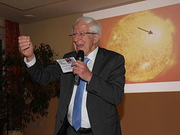 Franz Alt bei seinem Vortrag im Saal der Brauereigastwirtschaft Rittmayer.     Foto: Mathias  Erlwein