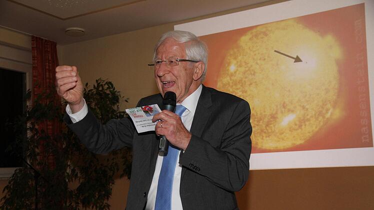 Franz Alt bei seinem Vortrag im Saal der Brauereigastwirtschaft Rittmayer.     Foto: Mathias  Erlwein