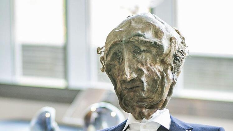 Impressionen aus der neuen Sonder-Präsentation "Lehm & Lehm Lassen" im Glasmuseum Rosenau: Figur mit KeramikmaskeFoto: Jochen Berger