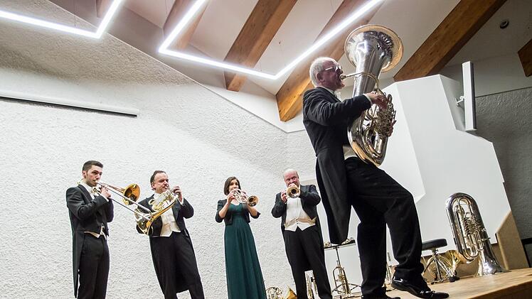 Impressionen vom umjubelten Neujahrskonzert mit dem Quintett Harmonic Brass im renovierten Rathaussaal von RödentalFoto: Jochen Berger