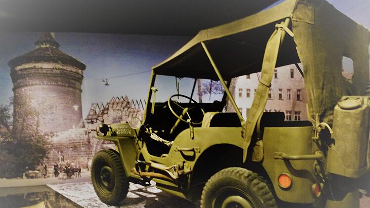 Ein Jeep der US-Army aus dem Zweiten Weltkrieg vor einem Foto der zerstörten Stadt Nürnberg 1945. Fotos: Marion Krüger-Hundrup