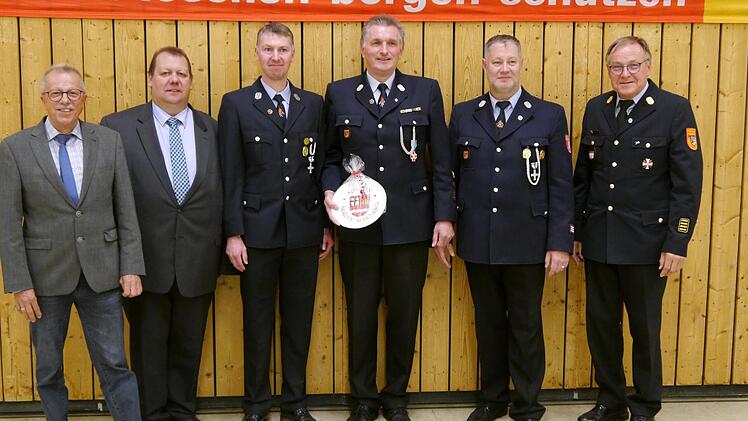 Mit dem Bayerischen Feuerwehrkreuz in Silber und Wappenteller des Marktes wurde Harald Schüßler (4. v. l.) ausgezeichnet. Es gratulieren: (von links) stellvertretender Landrat Emil Müller, Bürgermeister Bernold Martin, 1. Kommandant Christian Schü...