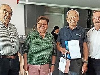 Viktor Balling (links) und Wolfram Schneider (dritter von links) wurden von Linda Ziegler und Edgar Gl&uuml;ckert f&uuml;r 25 Jahre Mitgliedschaft beim Ortsverband Gro&szlig;wenkheim geehrt.