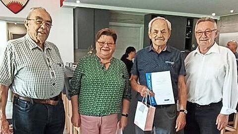 Viktor Balling (links) und Wolfram Schneider (dritter von links) wurden von Linda Ziegler und Edgar Gl&uuml;ckert f&uuml;r 25 Jahre Mitgliedschaft beim Ortsverband Gro&szlig;wenkheim geehrt.
