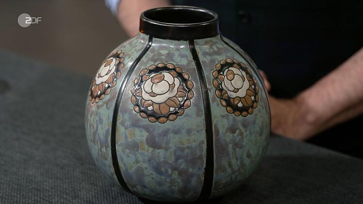 Die Vase von Charles Catteau aus Steinzeug mit Emailledekor, hergestellt 1923 von Boch Fr&egrave;res in Belgien, war 400 bis 450 Euro wert. Das H&ouml;chstgebot von 300 Euro war dem Verk&auml;ufer f&uuml;r sein Flohmarktschn&auml;ppchen jedoch zu wenig.