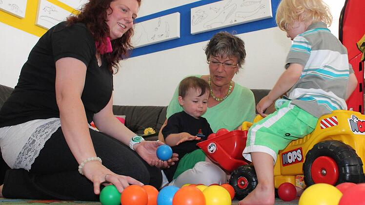 Die Arbeit mit Kindern liegt Tagesmutter Stefanie Ziegler (links) und Familienbegleiterin Eva Sauer. Foto: Benedikt Borst