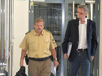 Im Prozess gegen Ulrich S. (rechts), der im vergangenen Herbst seine Frau erschossen hat, sind vier Verhandlungstage angesetzt. Über 50 Zeugen sollen Licht ins Dunkel bringen.  Fotos: Ronald Rinklef