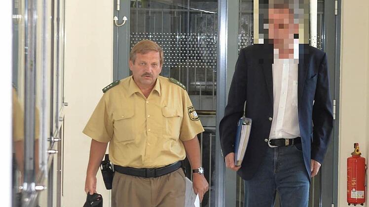 Im Prozess gegen Ulrich S. (rechts), der im vergangenen Herbst seine Frau erschossen hat, sind vier Verhandlungstage angesetzt. Über 50 Zeugen sollen Licht ins Dunkel bringen.  Fotos: Ronald Rinklef