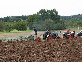Beim Plug-Wettbewerb während des Eicher-Treffens in Affalterthal mussten die drei "kleinen" Eicher dem "großen" den Sieg überlassen,obwohl sie ihre Kräfte mit Abschleppstangen gebündelt hatten. Fotos: R. Löwisch