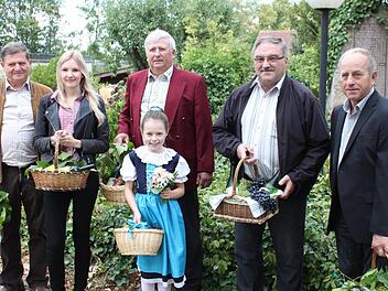 Die Steinbacher Winzer und das Träublmadla Julia Meyer sorgen dafür, dass der Brauch der Traubensegnung in Steinbach nicht in Vergessenheit gerät (von links): Erhard Virnekäs, Lisa Fischer (früheres Träublmadla), Georg Karl, Karl Tully und Karl Hömer. Fotos: Roland Mayer