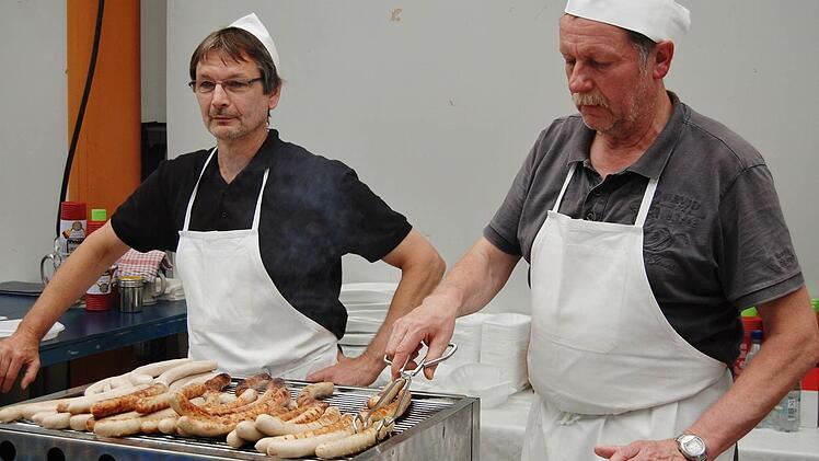 Bei Steaks und Bratwürsten vom Nüdlinger Metzger langten die Gäste kräftig zu. Foto: Sigismund von Dobschütz