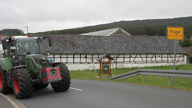 Lastwagen und Schlepper dürfen wieder durch den Altenkunstadter Ortsteil Prügel fahren. Die Tonnagebeschränkung auf zwölf Tonnen wurde aufgehoben, nachdem in den Gewölbekellern Stahlträger eingebracht worden waren. Foto: Stephan Stöckel.
