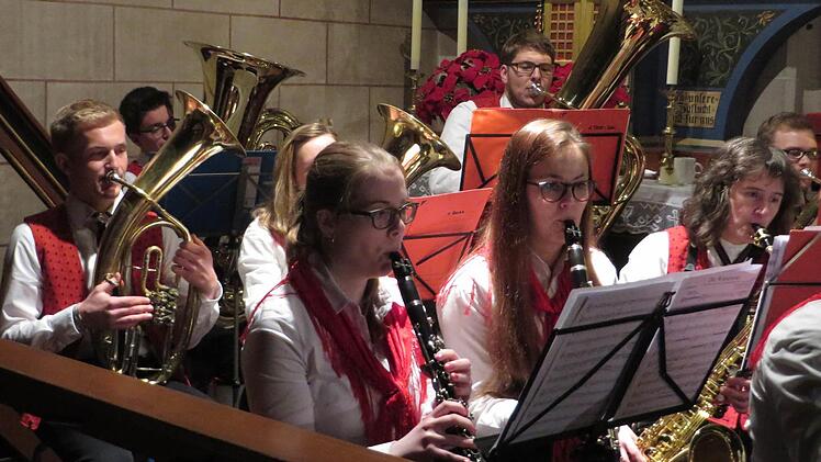 Die beiden Register Klarinette und Horn bei dem stimmungsvollen Weihnachtskonzert in der Kirche "Zur Heiligen Familie". Foto: Inge Morschhäuser