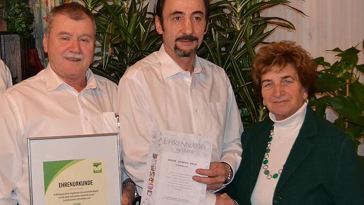 Hugo Karges ist neues Ehrenmitglied, Hubert Beck erhielt die Silberne Ehrennadel. Mit ihnen freut sich Kreisvorsitzende Irmgard Heinrich. Foto: Beatrix Lieb