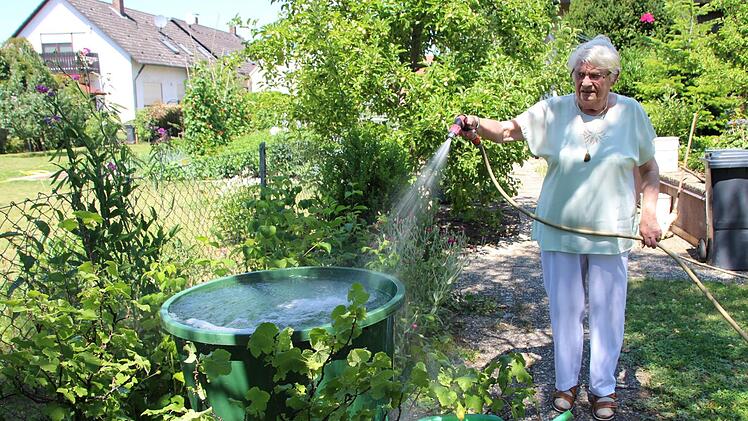 Inge Freudenberger nutzt in ihrem Garten in der Ringstraße in Höchstadt das Wasser aus ihrem Hausbrunnen. Solche Brunnen sind "grundsätzlich erlaubnisfrei". Foto: Andreas Dorsch