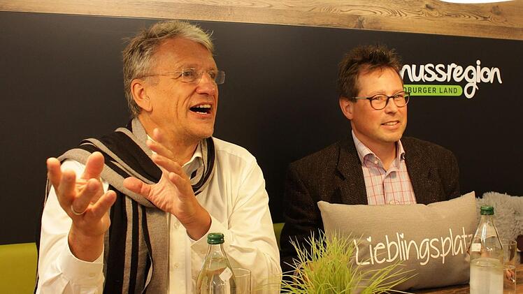 Werner Häfele (links) ist Geschäftsführer der im Sommer 2017 eröffneten Markthalle am Albertsplatz. Rechts ist Regionalmanager Stefan Hinterleitner zu sehen.CT-Archiv