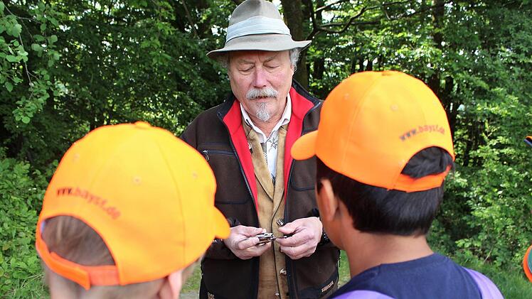 Lothar von der Tann zeigt den Schülern Werkzeuge und Ferngläser, die zur Jagd benutzt werden.  Julia Raab