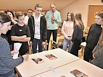 Eifrig ordneten die Präparanden Aussagen den Personen zu, von denen sie glaubten, dass es für diese zutrifft.  Foto: Helmut Will