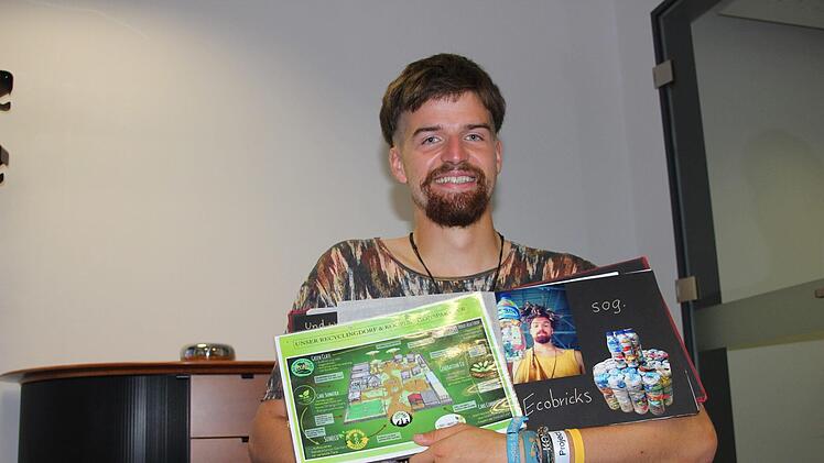 Sebastian Keilholz aus Bamberg zeigt eine Skizze des Recycling-Dorfes, das sein "Project Wings" auf Suma-tra bauen will. Diana Fuchs