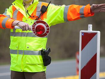 Polizisten zogen einen Kleintransporter aus dem Verkehr, der keinerlei Bremskraft mehr hatte.