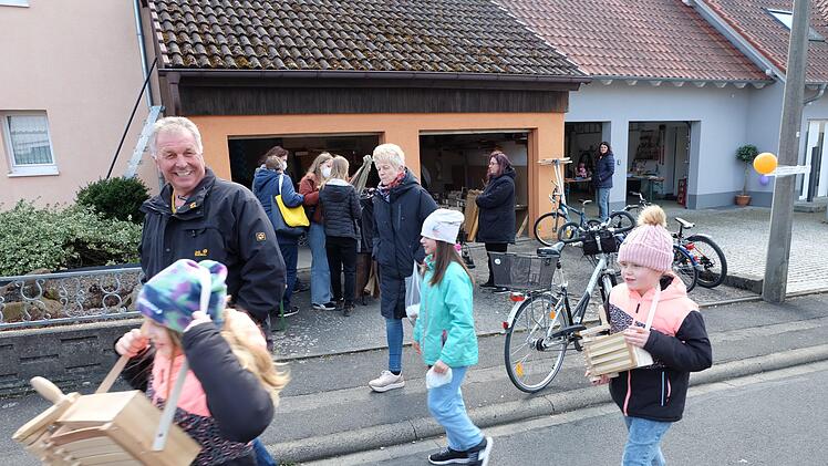 Selbstgebaute Ratschen bzw. Karfreitagsklappern bot Hans Germann an seinem Stand an. Foto: Philipp Bauernschubert