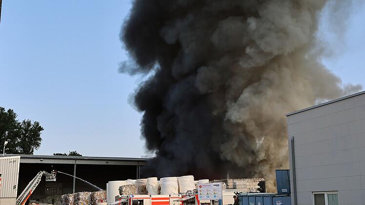 Hohe Rauchwolke nach Brand in Entsorgungsfirma