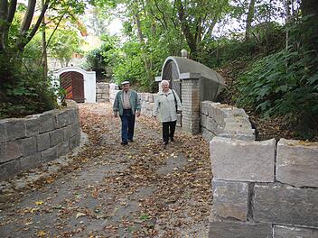 Mit 48 Tonnen Muschelkalk wurden an den Kellern die Mauern erneuert. Für Peter und Maria Bär ein gelungenes Projekt. Foto: Andreas Dorsch