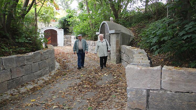 Mit 48 Tonnen Muschelkalk wurden an den Kellern die Mauern erneuert. Für Peter und Maria Bär ein gelungenes Projekt. Foto: Andreas Dorsch