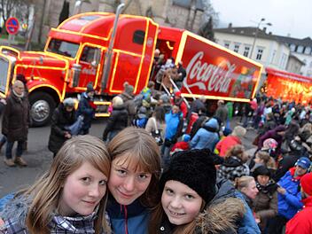 Für ein Selfie mit dem Coca-Cola Weihnachtruck war extra ein Podest aufgebaut worden. Auch Sophie, Nadine und Sarah aus Bad Kissingen nutzten die Möglichkeit, um Weihnachtsgrüße zu posten.  Fotos: Peter Rauch