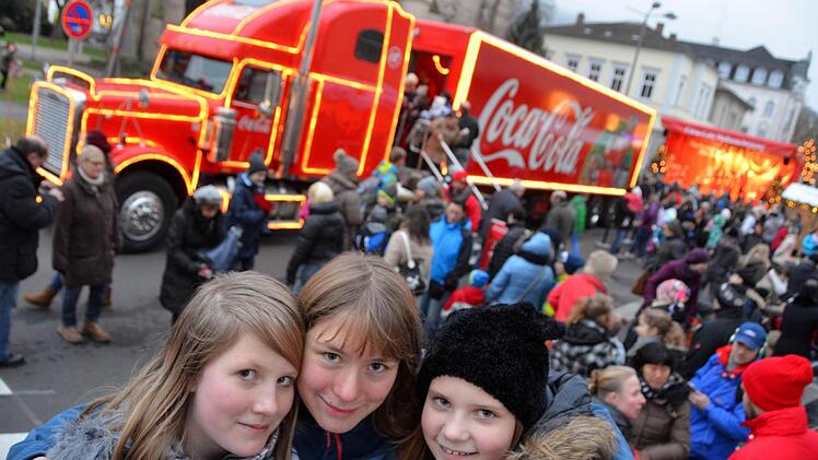 Für ein Selfie mit dem Coca-Cola Weihnachtruck war extra ein Podest aufgebaut worden. Auch Sophie, Nadine und Sarah aus Bad Kissingen nutzten die Möglichkeit, um Weihnachtsgrüße zu posten.  Fotos: Peter Rauch