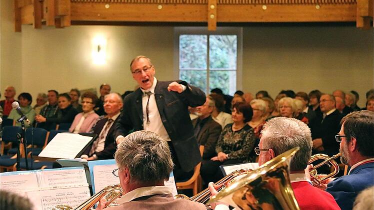 Seit 15 Jahren schwingt Dirigent Erhard Rada den Taktstock für das Seniorenblasorchester. Foto: Gerd Schaar