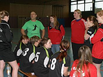 Trainer Oli Hohmann wird seine Mannschaft auf das Heimspiel gegen den HC 03 Bamberg II akribisch vorbereiten, immerhin winkt bei einem Sieg die Meisterschaft für die Eberner Damen.