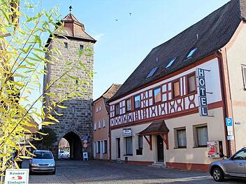 Das kleinere Haus neben dem Stadtturm hat die Stadt gekauft. Hier soll ebenso wieder Leben einziehen wie im Hotel Alte Schranne, das schon seit Jahren nicht mehr als solches genutzt wird.  Fotos: Andreas Dorsch