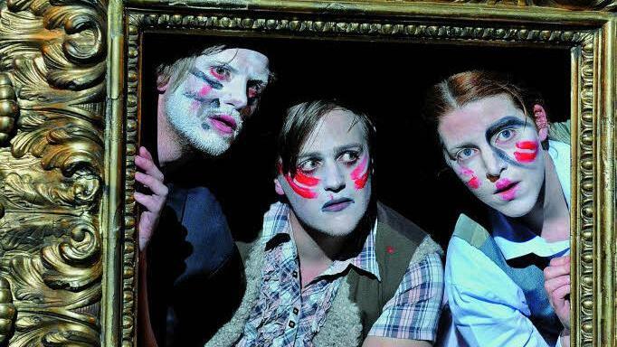 Pascal Riedel, Stefan Hartmann und Katharina Rehn in Sibylle Bergs "Viel gut essen".  Foto: Martin Kaufhold