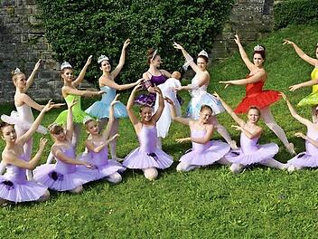 Mit einstudierter kreativer Choreografie und selbst geschneiderten farbenprächtigen Kostümen werden die jungen Tänzerinnen ihr Publikum begeistern. Foto: K.- H. Hofmann