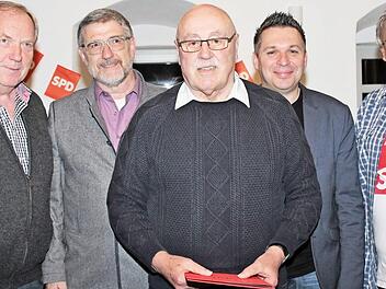 Der SPD-Ortsverein Itzgrund ernannte sein "Urgestein" Dieter Müller (Dritter von links) zum Ehrenmitglied: (von links) Bürgermeister Werner Thomas, Landrat Michael Busch, SPD-Kreisvorsitzender Carsten Höllein und SPD-Ortsvereinsvorsitzender Jürgen Alt  Foto: privat