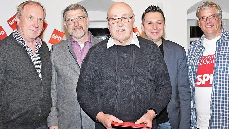 Der SPD-Ortsverein Itzgrund ernannte sein "Urgestein" Dieter Müller (Dritter von links) zum Ehrenmitglied: (von links) Bürgermeister Werner Thomas, Landrat Michael Busch, SPD-Kreisvorsitzender Carsten Höllein und SPD-Ortsvereinsvorsitzender Jürgen Alt  Foto: privat