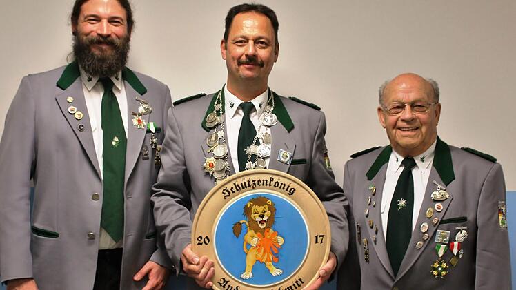 Schützenkönig 2017 Andreas Schmitt, 1. Ritter William Wikstrom (links) und Klaus Menge. Foto: Werner Vogel