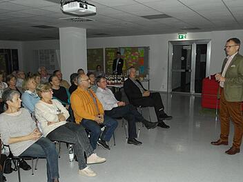 Über das Thema "Krebs - König der Krankheiten" referierte der frühere Leitende Arzt für Innere Medizin am Klinikum Kulmbach, Markus Ewald (rechts), auf Einladung der Fachverlage der Mediengruppe Oberfranken und der Bayerischen Rundschau.Peter Müller