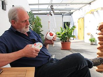 In diesen Käse sollte man besser nicht beißen - Bildhauer Ulf Eggert hat auch humorvolle Stücke in seiner Dauerausstellung. Jutta Rudel