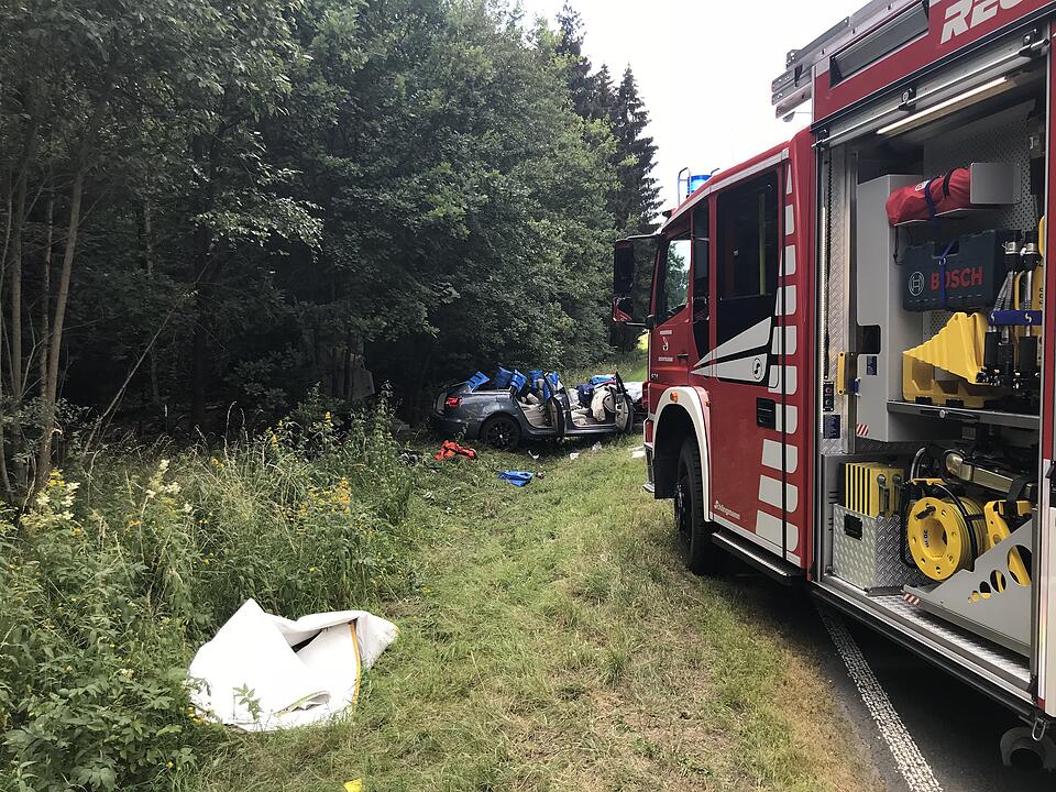 Frontalcrash in Oberfranken: Fahrer bei Unfall eingeklemmt und schwer verletzt