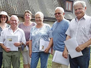 Karlheinz Kolbe, Gerhard und Rita Schneider, Brigitte Wachter und Siegfried Köstner (von rechts) wurden für langjährige Mitgliedschaft beim Sommerfest der FWV-Ortsgruppe Nordhalben von stellvertretender Obmännin Silke Wachter (links) geehrt.  Foto: Michael Wunder