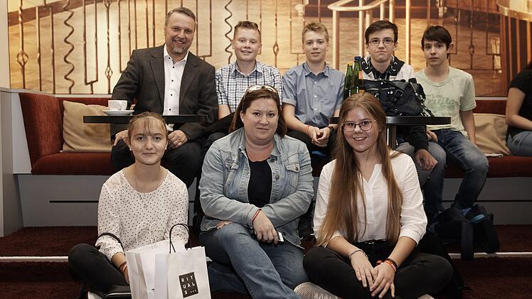 Die stolze Eberner Delegation (von links) Dana Elshani, Rektor Philipp Arnold, Fabian Boley, Lehrerin Sabine Hahn, Jan Senff, Carolin Jakob, Fabian Koch und Cedric Zimmermann. C. Müller/Stiftung Bildungspakt Bayern
