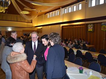 Ehrenkreisbäuerin Rita Hanna (links) und Staatsministerin Dorothee Bär (Zweite von rechts) begrüßen sich. Mit im Bild von links Klaus Siegelin, MdB Hans Michelbach und Kreisbäuerin Rosa Zehnter K.-H. Hofmann
