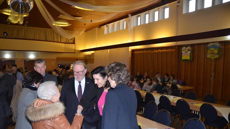 Ehrenkreisbäuerin Rita Hanna (links) und Staatsministerin Dorothee Bär (Zweite von rechts) begrüßen sich. Mit im Bild von links Klaus Siegelin, MdB Hans Michelbach und Kreisbäuerin Rosa Zehnter K.-H. Hofmann