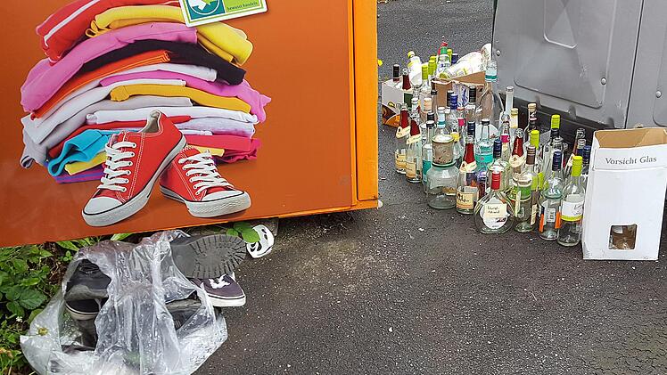 Am Samstagmorgen  stand eine große Anzahl von Flaschen und Gläsern auf dem Boden rund um die  Container. Foto: Dieter Britz