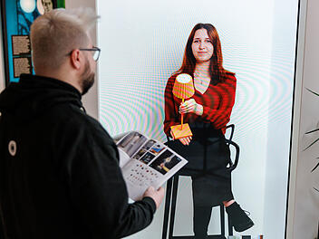 Verk&auml;uferin ber&auml;t als Hologramm: N&uuml;rnberger M&ouml;belgesch&auml;ft testet abgefahrene Technik