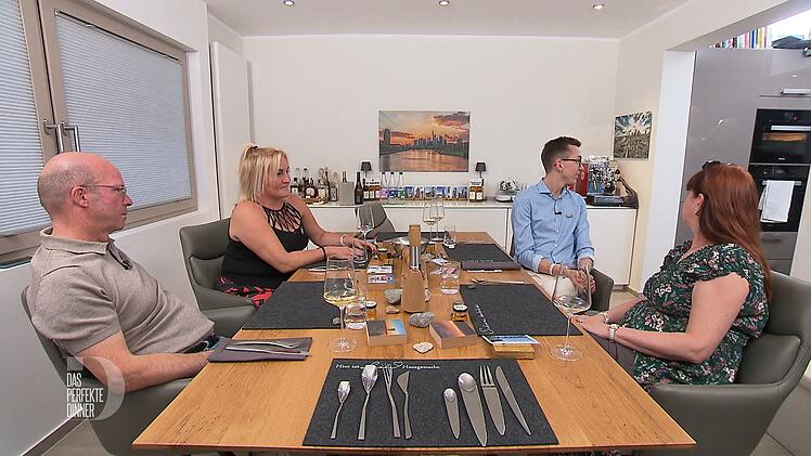 Volker, Kinga, André und Carola (von links) müssen ganz schön lange auf den Hauptgang warten.